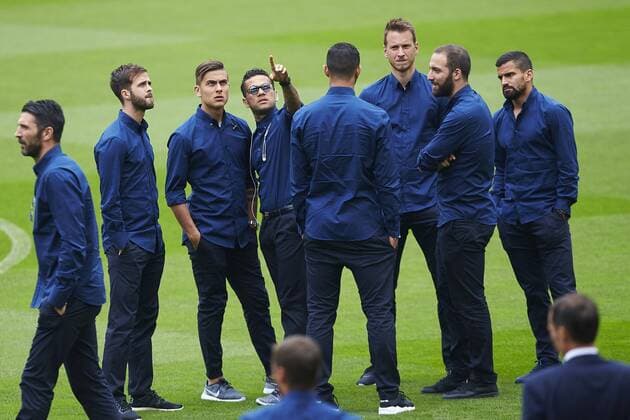 Juventus Brazilian defender Dani Alves (4L) and Argentinian striker (3L) checks the picth of Camp Nou stadium in Barcelona, northeastern Spain, 18 April 2017. FC Barcelona Barca will face Juventus in a UEFA Champions League quarter final second leg match on 19 April 2017 at the Nou Camp stadium. JUVENTUS TRAINING !ACHTUNG: NUR REDAKTIONELLE NUTZUNG!  Copyright: xALEJANDROxGARCIAx B19 20170418-636281426884800929