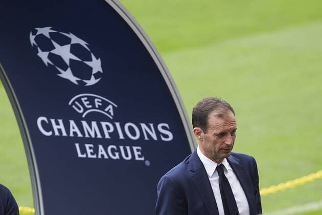 Juventus head coach Massimiliano Allegri checks the picth of Camp Nou stadium in Barcelona, northeastern Spain, 18 April 2017. FC Barcelona Barca will face Juventus in a UEFA Champions League quarter final second leg match on 19 April 2017 at the Nou Camp stadium. JUVENTUS TRAINING !ACHTUNG: NUR REDAKTIONELLE NUTZUNG!  Copyright: xALEJANDROxGARCIAx B19 20170418-636281426931444331