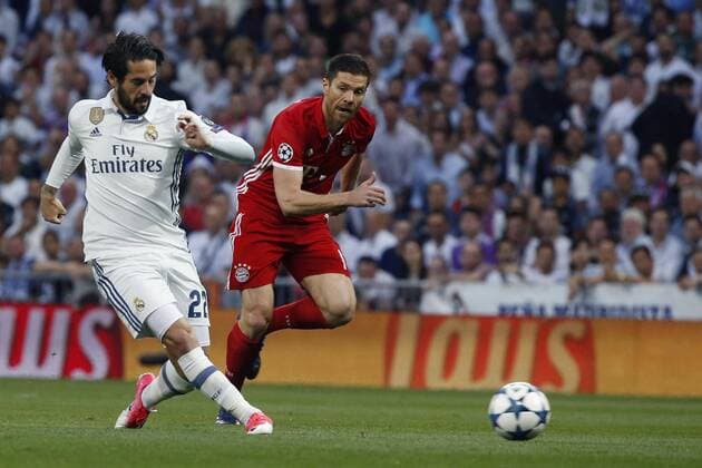 Real Madrid s midfielder Isco Alarcon (L) vies for the ball with Bayern Munich s Spanish midfielder Xabi Alonso during the UEFA Champions League quarter-final second leg match between Real Madrid and Bayern Munich at the Santiago Bernabeu stadium in Madrid, Spain, 18 April 2017. REAL MADRID VS. BAYERN MUNICH !ACHTUNG: NUR REDAKTIONELLE NUTZUNG!  Copyright: xKikoxHuescax MAD001 20170418-636281467502564422