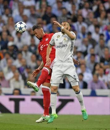 18.04.2017, Fussball Champions-League 2016 2017, Viertelfinale Rückspiel, Real Madrid - FC Bayern München, im Estadio Bernabeu in Madrid, v.li Jerome Boateng (FC Bayern München) gegen Karim Benzema (Real Madrid) 