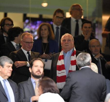 Bilder des Tages - SPORT 18.04.2017, Fussball Champions-League 2016 2017, Viertelfinale Rückspiel, Real Madrid - FC Bayern München, im Estadio Bernabeu in Madrid, v.li: Vorstandsvorsitzender Karl-Heinz Rummenigge (FC Bayern München) und Präsident Uli Hoeness (FC Bayern) auf der Tribüne. 