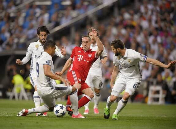 18.04.2017, Fussball Champions-League 2016 2017, Viertelfinale Rückspiel, Real Madrid - FC Bayern München, im Estadio Bernabeu in Madrid, v.li: Casemiro (Real Madrid), Isco (Real Madrid), Franck Ribery (FC Bayern München), Luka Modric (Real Madrid), Nacho Fernandez (Real Madrid). 