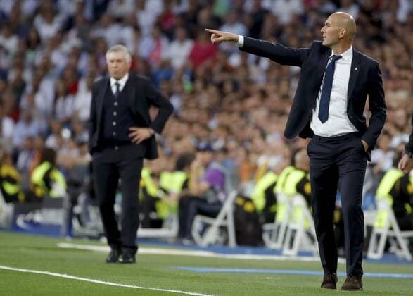 Real Madrid s French coach Zinedine Zidane (R) reacts during the UEFA Champions League quarter-final second leg match between Real Madrid and Bayern Munich at the Santiago Bernabeu stadium in Madrid, Spain, 18 April 2017. REAL MADRID VS. BAYERN MUNICH !ACHTUNG: NUR REDAKTIONELLE NUTZUNG!  Copyright: xJuanJoxMartínx MAD001 20170418-636281472173495348