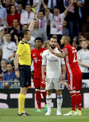 Referee Viktor Kassai (L) gives a yellow card to Bayern Munich s Chilean midfielder Arturo Vidal (R) next to Real Madrid s defender Daniel Carvajal during the UEFA Champions League quarter-final second leg match between Real Madrid and Bayern Munich at the Santiago Bernabeu stadium in Madrid, Spain, 18 April 2017. REAL MADRID VS. BAYERN MUNICH !ACHTUNG: NUR REDAKTIONELLE NUTZUNG!  Copyright: xJuanJoxMartínx MAD001 20170418-636281473551590514