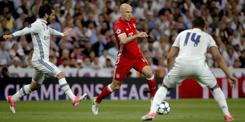 Bayer Munich s midfielder Arjen Robben (C) vies for the ball with Real Madrid s Francisco Roman Alarcon Isco (L) and Carlos Henrique Casemiro (R) during the UEFA Champions League quarter-final second leg match between Real Madrid and Bayern Munich at the Santiago Bernabeu stadium in Madrid, Spain, 18 April 2017. REAL MADRID VS. BAYERN MUNICH !ACHTUNG: NUR REDAKTIONELLE NUTZUNG!  Copyright: xKikoxHuescax MAD001 20170418-636281474850578723