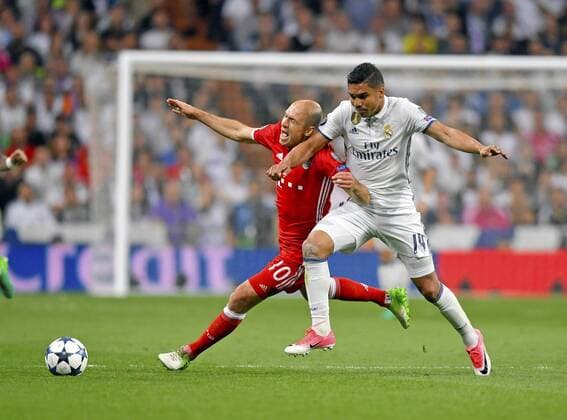 18.04.2017, Fussball Champions-League 2016 2017, Viertelfinale Rückspiel, Real Madrid - FC Bayern München, im Estadio Bernabeu in Madrid, v.li: Arjen Robben (FC Bayern München) gegen Casemiro (Real Madrid) 