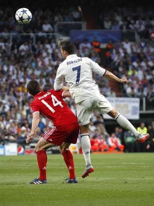 Real Madrid s Portuguese striker Cristiano Ronaldo (L) vies for the ball with Bayern Munich s Spanish midfielder Xabi Alonso during the UEFA Champions League quarter-final second leg match between Real Madrid and Bayern Munich at the Santiago Bernabeu stadium in Madrid, Spain, 18 April 2017. REAL MADRID VS. BAYERN MUNICH !ACHTUNG: NUR REDAKTIONELLE NUTZUNG!  Copyright: xZipix MAD001 20170418-636281482342871307