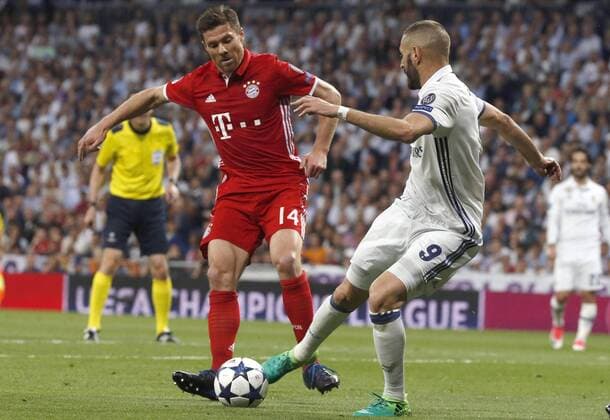 Real Madrid s French striker Karim Benzema (R) vies for the ball with Bayern Munich s Spanish midfielder Xabi Alonso during the UEFA Champions League quarter-final second leg match between Real Madrid and Bayern Munich at the Santiago Bernabeu stadium in Madrid, Spain, 18 April 2017. REAL MADRID VS. BAYERN MUNICH !ACHTUNG: NUR REDAKTIONELLE NUTZUNG!  Copyright: xKikoxHuescax MAD001 20170418-636281485839878473