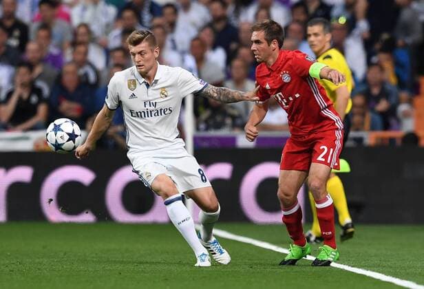 FUSSBALL CHAMPIONS LEAGUE SAISON 2016 2017 VIERTELFINALE RUECKSPIEL Real Madrid - FC Bayern Muenchen 18.04.2017 Toni Kroos (li, Real Madrid) gegen Philipp Lahm (re, FC Bayern Muenchen) 