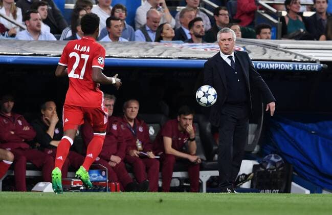 FUSSBALL CHAMPIONS LEAGUE SAISON 2016 2017 VIERTELFINALE RUECKSPIEL Real Madrid - FC Bayern Muenchen 18.04.2017 Trainer Carlo Ancelotti (re) wirft David Alaba (li, beide FC Bayern Muenchen) den Ball zu 