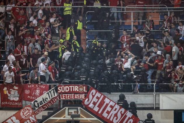 Themen der Woche - Sport Bilder des Tages - SPORT Police clashes with fans of Bayern Munichduring the UEFA Champions League quarter final match between Real Madrid and Bayern Munich on April 18, 2017 at the Santiago Bernabeu stadium in Madrid, Spain Real Madrid v Bayern München UEFA Champions League 2016 2017 xVIxxIVx 7603458