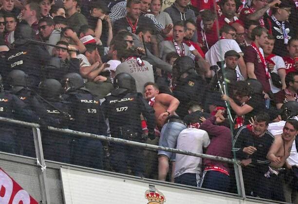 18.04.2017, Fussball Champions-League 2016 2017, Viertelfinale Rückspiel, Real Madrid - FC Bayern München, im Estadio Bernabeu in Madrid, Die Polizei von Madrid geht mit Sondereinsatzkommando in den Bayernblock und prügelt mit Schlagstöcken auf die Bayernfans ein, es gibt Verletzte Bayernfans. 