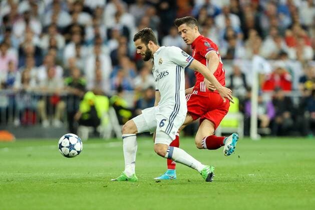 Madrid, Spain 18.04.2017, UEFA Champions League - 2016 17 Season, Quarter Final: Second leg, Real Madrid - FC Bayern Muenchen, Nacho (Real Madrid) und Robert Lewandowski (FCB) im Zweikampf ( DeFodi048
