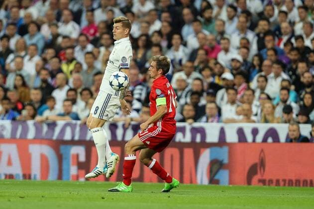 Madrid, Spain 18.04.2017, UEFA Champions League - 2016 17 Season, Quarter Final: Second leg, Real Madrid - FC Bayern Muenchen, Toni Kroos (Real Madrid) und Philipp Lahm (FCB) im Zweikampf ( DeFodi048