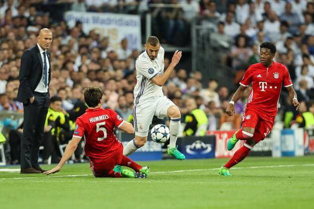 Madrid, Spain 18.04.2017, UEFA Champions League - 2016 17 Season, Quarter Final: Second leg, Real Madrid - FC Bayern Muenchen, Mats Hummels (FCB), David Alaba (FCB) und Karim Benzema (Real Madrid) im Zweikampf ( DeFodi048