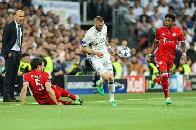 Madrid, Spain 18.04.2017, UEFA Champions League - 2016 17 Season, Quarter Final: Second leg, Real Madrid - FC Bayern Muenchen, Mats Hummels (FCB), David Alaba (FCB) und Karim Benzema (Real Madrid) im Zweikampf ( DeFodi048