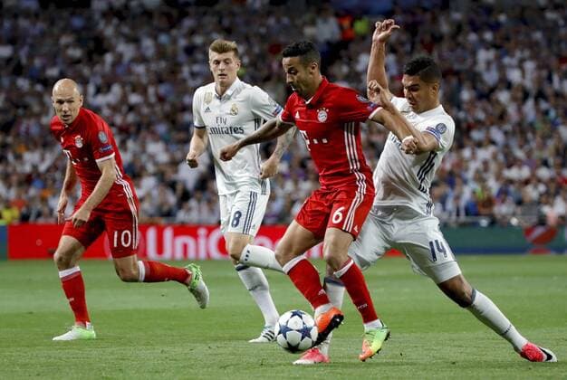 Bayern Munich s Spanish midfieder Thiago Alcantara (2R) vies for the ball with Real Madrid s Casemiro (R), Kroos (2L) and Robben (L) during the UEFA Champions League quarter-final second leg match between Real Madrid and Bayern Munich at the Santiago Bernabeu stadium in Madrid, Spain, 18 April 2017. REAL MADRID VS. BAYERN MUNICH !ACHTUNG: NUR REDAKTIONELLE NUTZUNG!  Copyright: xJuanJoxMartínx MAD001 20170418-636281492517528861