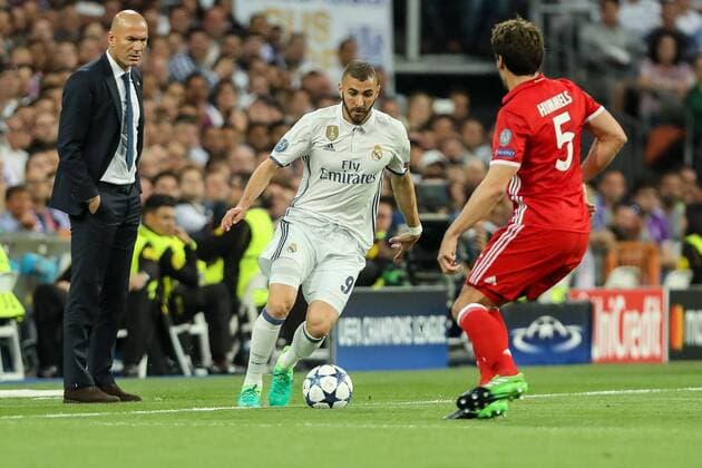 Madrid, Spain 18.04.2017, UEFA Champions League - 2016 17 Season, Quarter Final: Second leg, Real Madrid - FC Bayern Muenchen, Karim Benzema (Real Madrid) und Mats Hummels (FCB) im Zweikampf ( DeFodi048