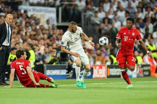 Madrid, Spain 18.04.2017, UEFA Champions League - 2016 17 Season, Quarter Final: Second leg, Real Madrid - FC Bayern Muenchen, Mats Hummels (FCB), David Alaba (FCB) und Karim Benzema (Real Madrid) im Zweikampf ( DeFodi048