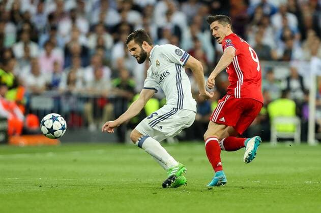 Madrid, Spain 18.04.2017, UEFA Champions League - 2016 17 Season, Quarter Final: Second leg, Real Madrid - FC Bayern Muenchen, Nacho (Real Madrid) und Robert Lewandowski (FCB) im Zweikampf ( DeFodi048