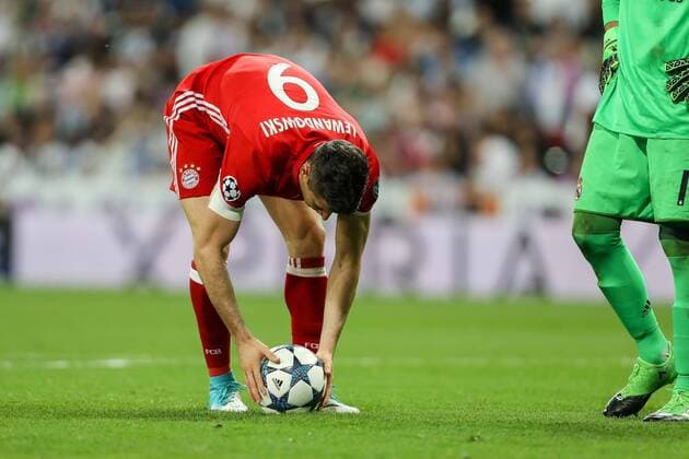 Madrid, Spain 18.04.2017, UEFA Champions League - 2016 17 Season, Quarter Final: Second leg, Real Madrid - FC Bayern Muenchen, Robert Lewandowski (FCB) legt sich dem Ball auf den Elfmeterpunkt ( DeFodi048