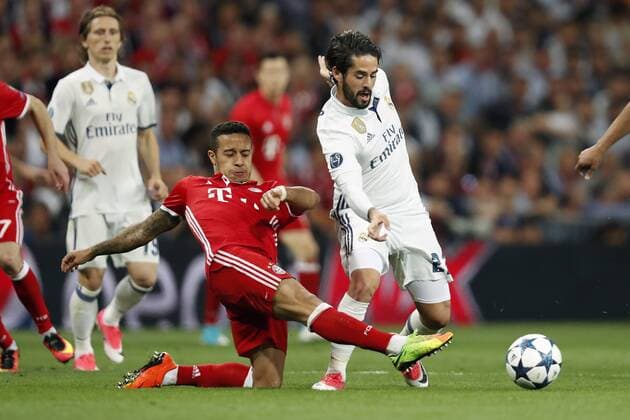 (L-R) Luka Modric of Real Madrid, Thiago Alcantara of Bayern Munich, Isco of Real Madridduring the UEFA Champions League quarter final match between Real Madrid and Bayern Munich on April 18, 2017 at the Santiago Bernabeu stadium in Madrid, Spain Real Madrid v Bayern München UEFA Champions League 2016 2017 xVIxxIVx 7603678