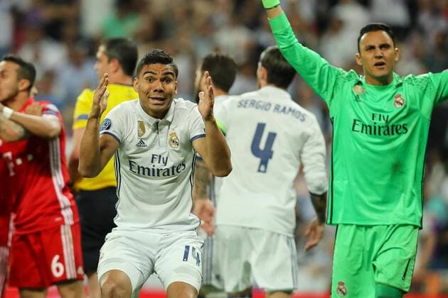 Madrid, Spain 18.04.2017, UEFA Champions League - 2016 17 Season, Quarter Final: Second leg, Real Madrid - FC Bayern Muenchen, Casemiro (Real Madrid) gestikuliert zum Torrichter ( DeFodi048