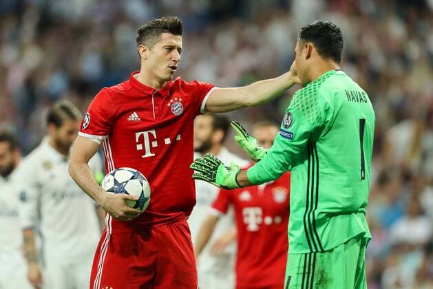 Madrid, Spain 18.04.2017, UEFA Champions League - 2016 17 Season, Quarter Final: Second leg, Real Madrid - FC Bayern Muenchen, Robert Lewandowski (FCB) Torwart Keylor Navas (Real Madrid) gestikulieren ( DeFodi048