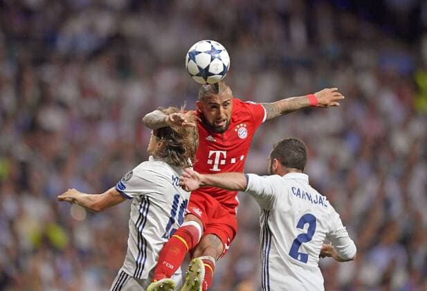 18.04.2017, Fussball Champions-League 2016 2017, Viertelfinale Rückspiel, Real Madrid - FC Bayern München, im Estadio Bernabeu in Madrid, v.li: Luka Modric (Real Madrid), Arturo Vidal (FC Bayern München), Dani Carvajal (Real Madrid). 