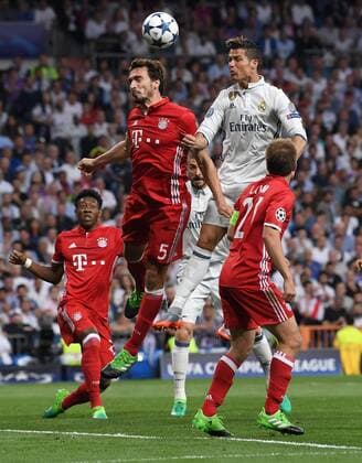Bilder des Tages - SPORT FUSSBALL CHAMPIONS LEAGUE SAISON 2016 2017 VIERTELFINALE RUECKSPIEL Real Madrid - FC Bayern Muenchen 18.04.2017 Mats Hummels (li, FC Bayern Muenchen) gegen Cristiano Ronaldo (re, Real Madrid) 