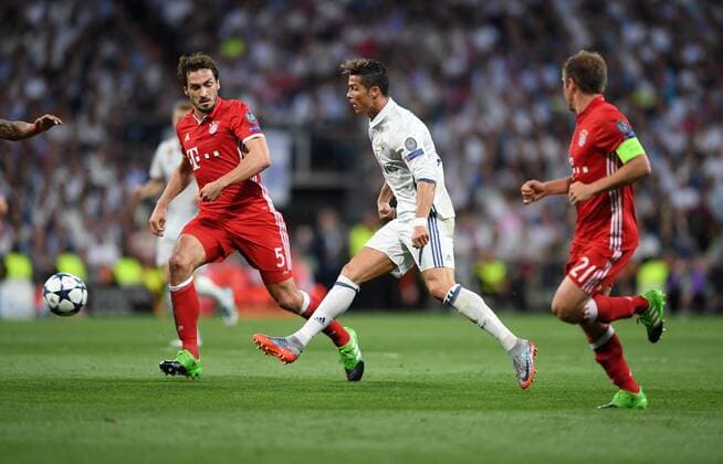 FUSSBALL CHAMPIONS LEAGUE SAISON 2016 2017 VIERTELFINALE RUECKSPIEL Real Madrid - FC Bayern Muenchen 18.04.2017 Cristiano Ronaldo (Mitte, Real Madrid) gegen Mats Hummels (li) und Philipp Lahm (re, beide FC Bayern Muenchen) 