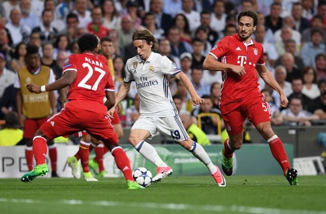 FUSSBALL CHAMPIONS LEAGUE SAISON 2016 2017 VIERTELFINALE RUECKSPIEL Real Madrid - FC Bayern Muenchen 18.04.2017 David Alaba (li) und Mats Hummels (re, beide FC Bayern Muenchen) gegen Luka Modric (Mitte, Real Madrid) 