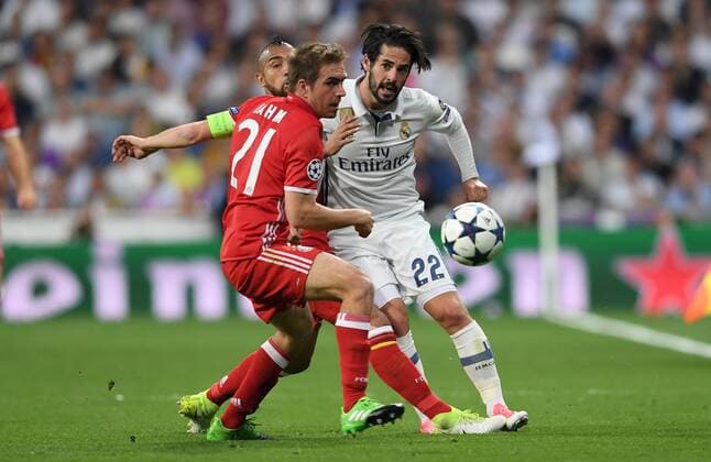 FUSSBALL CHAMPIONS LEAGUE SAISON 2016 2017 VIERTELFINALE RUECKSPIEL Real Madrid - FC Bayern Muenchen 18.04.2017 Philipp Lahm (li, Real Madrid) gegen Isco (re, Real Madrid) 