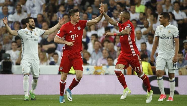 Bayern Munich s Polish striker Robert Lewandowski (2L) jubilates his goal, the firts for the team, with Chilean teammate Vidal during the UEFA Champions League quarter-final second leg match between Real Madrid and Bayern Munich at the Santiago Bernabeu stadium in Madrid, Spain, 18 April 2017. REAL MADRID VS. BAYERN MUNICH !ACHTUNG: NUR REDAKTIONELLE NUTZUNG!  Copyright: xJuanJoxMartinx MAD001 20170418-636281503003942239