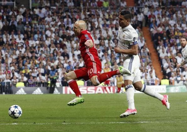 Real Madrid s brazilian midfielder Casemiro (L) fouls Bayern Munich s French Franck Ribery inside the penalty area during the UEFA Champions League quarter-final second leg match between Real Madrid and Bayern Munich at the Santiago Bernabeu stadium in Madrid, Spain, 18 April 2017. REAL MADRID VS. BAYERN MUNICH !ACHTUNG: NUR REDAKTIONELLE NUTZUNG!  Copyright: xZipix MAD001 20170418-636281504866563639