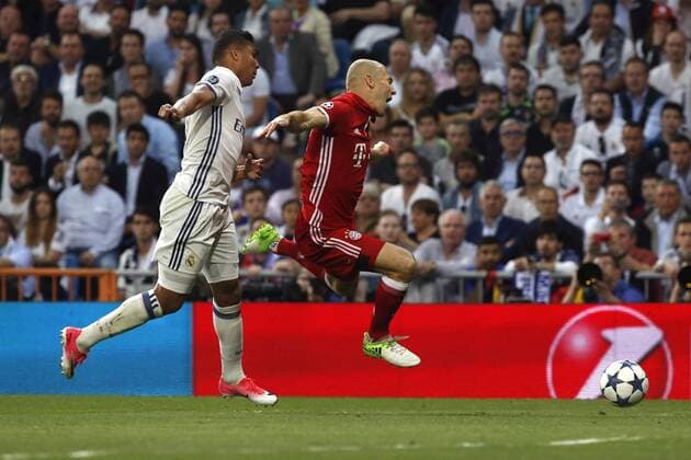 Real Madrid s brazilian midfielder Casemiro (L) fouls Bayern Munich s French Franck Ribery inside the penalty area during the UEFA Champions League quarter-final second leg match between Real Madrid and Bayern Munich at the Santiago Bernabeu stadium in Madrid, Spain, 18 April 2017. REAL MADRID VS. BAYERN MUNICH !ACHTUNG: NUR REDAKTIONELLE NUTZUNG!  Copyright: xKikoxHuescax MAD001 20170418-636281505484027471