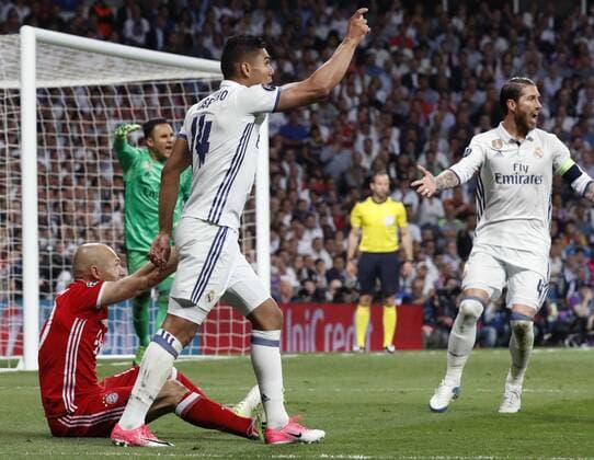 Real Madrid s brazilian midfielder Casemiro (C) reacs after fouling Bayern Munich s French Franck Ribery (down) inside the penalty area during the UEFA Champions League quarter-final second leg match between Real Madrid and Bayern Munich at the Santiago Bernabeu stadium in Madrid, Spain, 18 April 2017. REAL MADRID VS. BAYERN MUNICH !ACHTUNG: NUR REDAKTIONELLE NUTZUNG!  Copyright: xZipix MAD001 20170418-636281505557661359