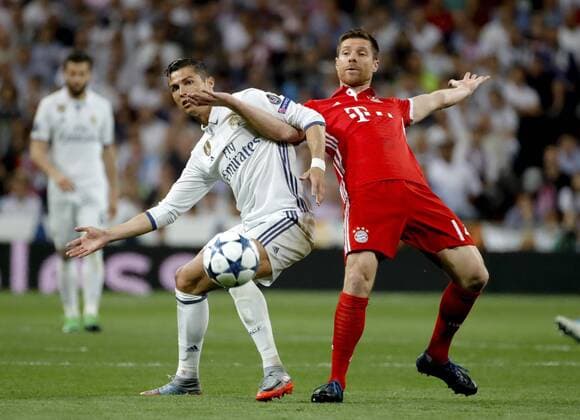 Real Madrid s Portuguese striker Cristiano Ronaldo (L) vies for the ball with Bayern Munich s Spanish midfielder Xabi Alonso during the UEFA Champions League quarter-final second leg match between Real Madrid and Bayern Munich at the Santiago Bernabeu stadium in Madrid, Spain, 18 April 2017. REAL MADRID VS. BAYERN MUNICH !ACHTUNG: NUR REDAKTIONELLE NUTZUNG!  Copyright: xJuanJoxMartinx MAD001 20170418-636281505576849851