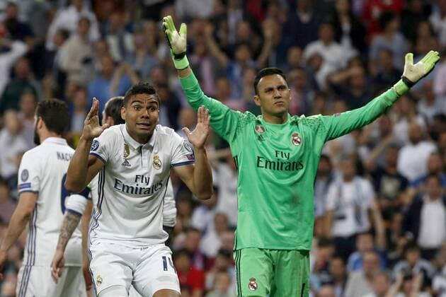 Real Madrid s Costa Rican goalkeeper Keylor Navas (R) and midfielder Casemiro protest the penalty awarded to Bayern during the UEFA Champions League quarter-final second leg match between Real Madrid and Bayern Munich at the Santiago Bernabeu stadium in Madrid, Spain, 18 April 2017. REAL MADRID VS. BAYERN MUNICH !ACHTUNG: NUR REDAKTIONELLE NUTZUNG!  Copyright: xKikoxHuescax MAD001 20170418-636281506965909467