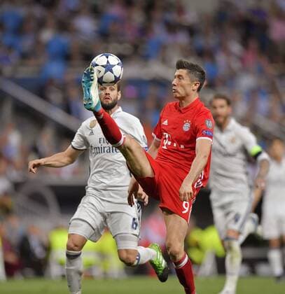 18.04.2017, Fussball Champions-League 2016 2017, Viertelfinale Rückspiel, Real Madrid - FC Bayern München, im Estadio Bernabeu in Madrid, v.li: Nacho Fernandez (Real Madrid) gegen Robert Lewandowski (FC Bayern München). 