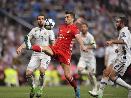 18.04.2017, Fussball Champions-League 2016 2017, Viertelfinale Rückspiel, Real Madrid - FC Bayern München, im Estadio Bernabeu in Madrid, v.li: Nacho Fernandez (Real Madrid) gegen Robert Lewandowski (FC Bayern München). 