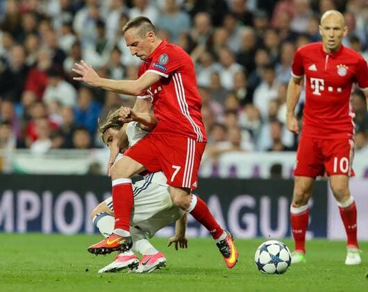 Madrid, Spain 18.04.2017, UEFA Champions League - 2016 17 Season, Quarter Final: Second leg, Real Madrid - FC Bayern Muenchen, Luka Modric (Real Madrid) und Franck Ribery (FCB) im Zweikampf ( DeFodi048