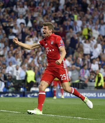 18.04.2017, Fussball Champions-League 2016 2017, Viertelfinale Rückspiel, Real Madrid - FC Bayern München, im Estadio Bernabeu in Madrid, re: Thomas Müller (FC Bayern München) jubelt über das 2:1 Eigentor von Ramos. 