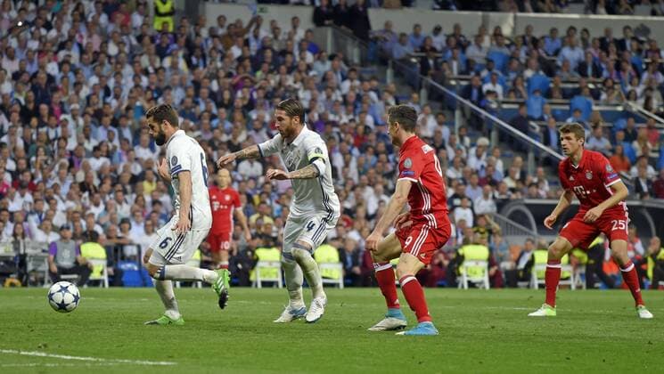 18.04.2017, Fussball Champions-League 2016 2017, Viertelfinale Rückspiel, Real Madrid - FC Bayern München, im Estadio Bernabeu in Madrid, Sergio Ramos (2.v.li, Real Madrid) schiesst ein Eigentor zum 1:2. 