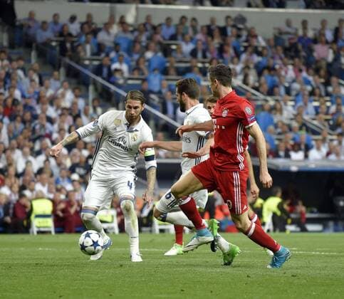 Bilder des Tages - SPORT 18.04.2017, Fussball Champions-League 2016 2017, Viertelfinale Rückspiel, Real Madrid - FC Bayern München, im Estadio Bernabeu in Madrid, Sergio Ramos (li, Real Madrid) schiesst ein Eigentor zum 1:2. 