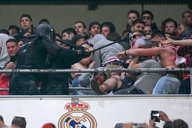 FUSSBALL CHAMPIONS LEAGUE SAISON 2016 2017 VIERTELFINALE RUECKSPIEL Real Madrid - FC Bayern Muenchen 18.04.2017 Spanische Polizisten mit Schlagstockeinsatz im Bayern Fanblock 