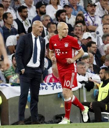 Bayern Munich s Dutch midfielder Arjen Robben (R) runs past Real Madrid s French coach Zinedine Zidane during the UEFA Champions League quarter-final second leg match between Real Madrid and Bayern Munich at the Santiago Bernabeu stadium in Madrid, Spain, 18 April 2017. REAL MADRID VS. BAYERN MUNICH !ACHTUNG: NUR REDAKTIONELLE NUTZUNG!  Copyright: xZipix MAD001 20170418-636281512438249299