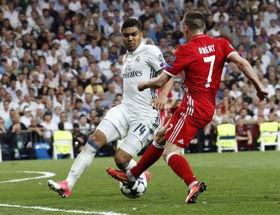 Real Madrid s Brazilian midfielder Casemiro (L) vies for the ball with Bayern Munich s Polish striker Lewandowski during the UEFA Champions League quarter-final second leg match between Real Madrid and Bayern Munich at the Santiago Bernabeu stadium in Madrid, Spain, 18 April 2017. REAL MADRID VS. BAYERN MUNICH !ACHTUNG: NUR REDAKTIONELLE NUTZUNG!  Copyright: xZipix MAD001 20170418-636281512467889109