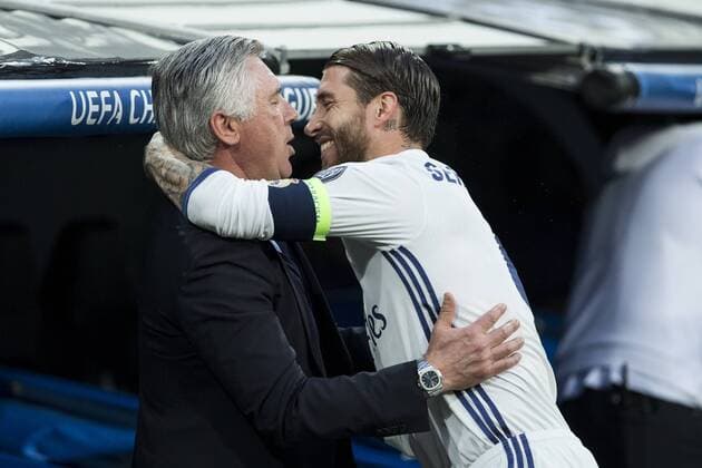 Bilder des Tages - SPORT coach Carlo Ancelotti of FC Bayern Munchen and Sergio Ramos of Real Madrid during the match of Champions League between Real Madrid and FC Bayern Munchen at Santiago Bernabeu Stadium in Madrid, Spain. April 18, 2017.  (20170418017)