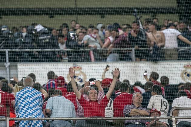 Supporters of FC Bayern Munchen and Spanish police created disturbs during the match of Champions League between Real Madrid and FC Bayern Munchen at Santiago Bernabeu Stadium in Madrid, Spain. April 18, 2017.  (20170418059)